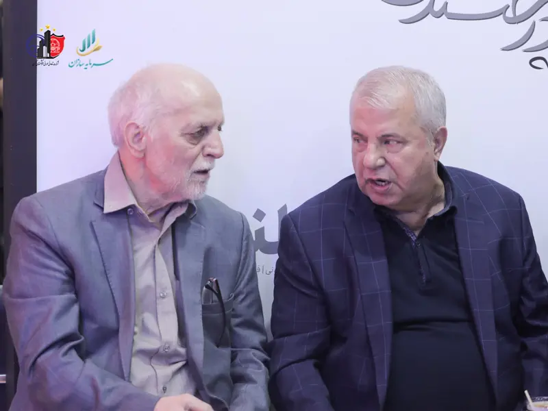 خودربین و علی پروین در روز سوم نمایشگاه صنعت ساختمان در غرفه تعاونی پیشکسوتان کهن