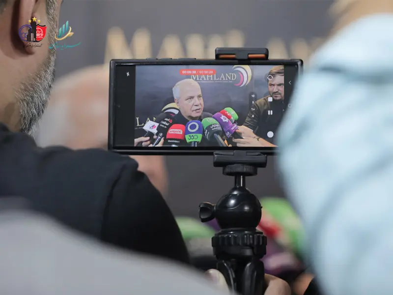 مصاحبه علی پروین در نمایشگاه صنعت ساختمان غرفه تعاونی پیشکسوتان کهن